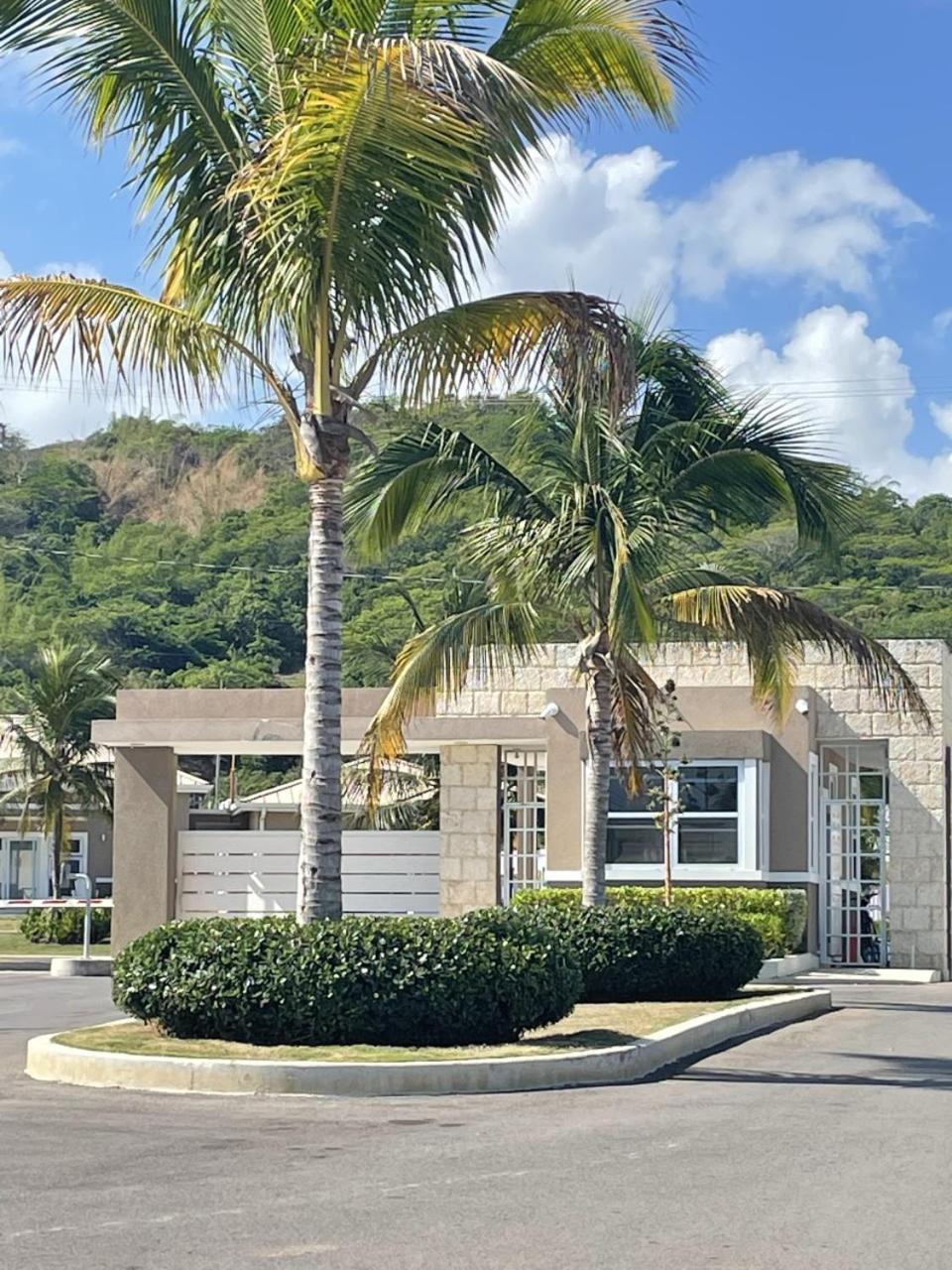 Seashore Vacation Home, Oceanpointe, Lucea, Jamaica Exteriör bild